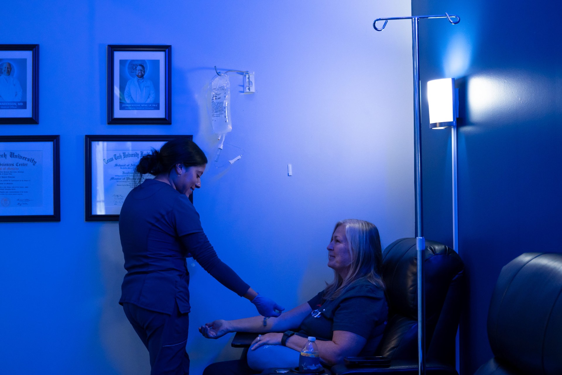 iCRYO Fairfield guest receiving NAD+ therapy with RN supervision