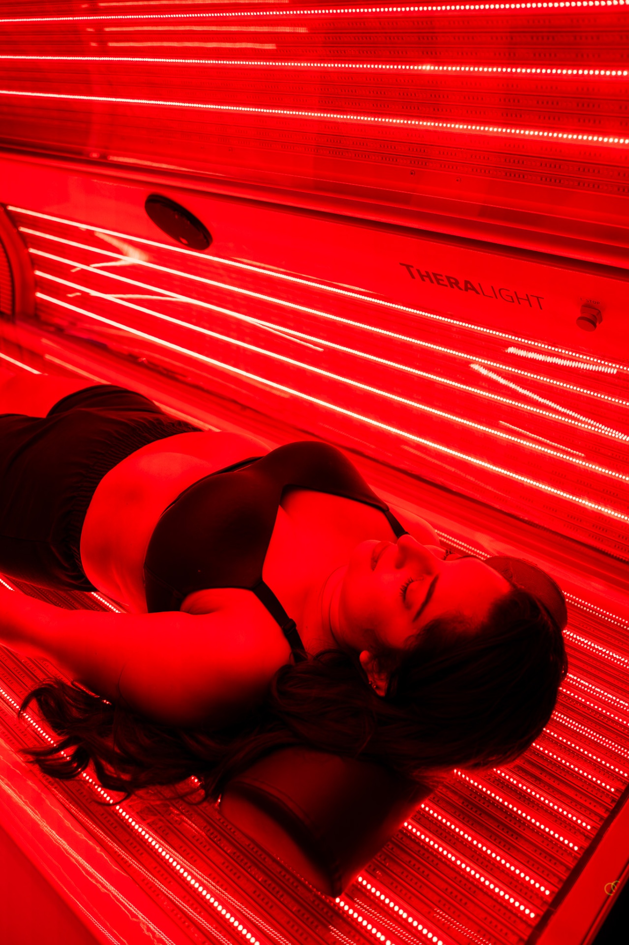 iCRYO Fairfield guest enjoying red light therapy